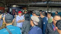 Ketua Komisi IV DPR, Sudin, menemukan produk arang dengan bahan bakunya yang diambil dari Mangrove saat inspeksi mendadak (sidak) ke Pulau Rempang-Galang, Batam, Kepulauan Riau (Kepri), Rabu (25/1/2023) (Istimewa)