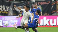 Pemain Persija Jakarta, Sandi Samosir (kiri) berebut bola dengan pemain PSIS Semarang, Haykal Alhafiz pada laga turnamen mini RCTI Premium Sports di Jakarta International Stadium (JIS), Jakarta, Kamis (30/5/2024). (Bola.com/Abdul Aziz)