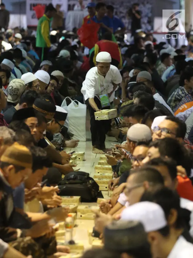 Kebersamaan Ribuan Jemaah saat Buka Puasa Pertama di Masjid Istiqlal