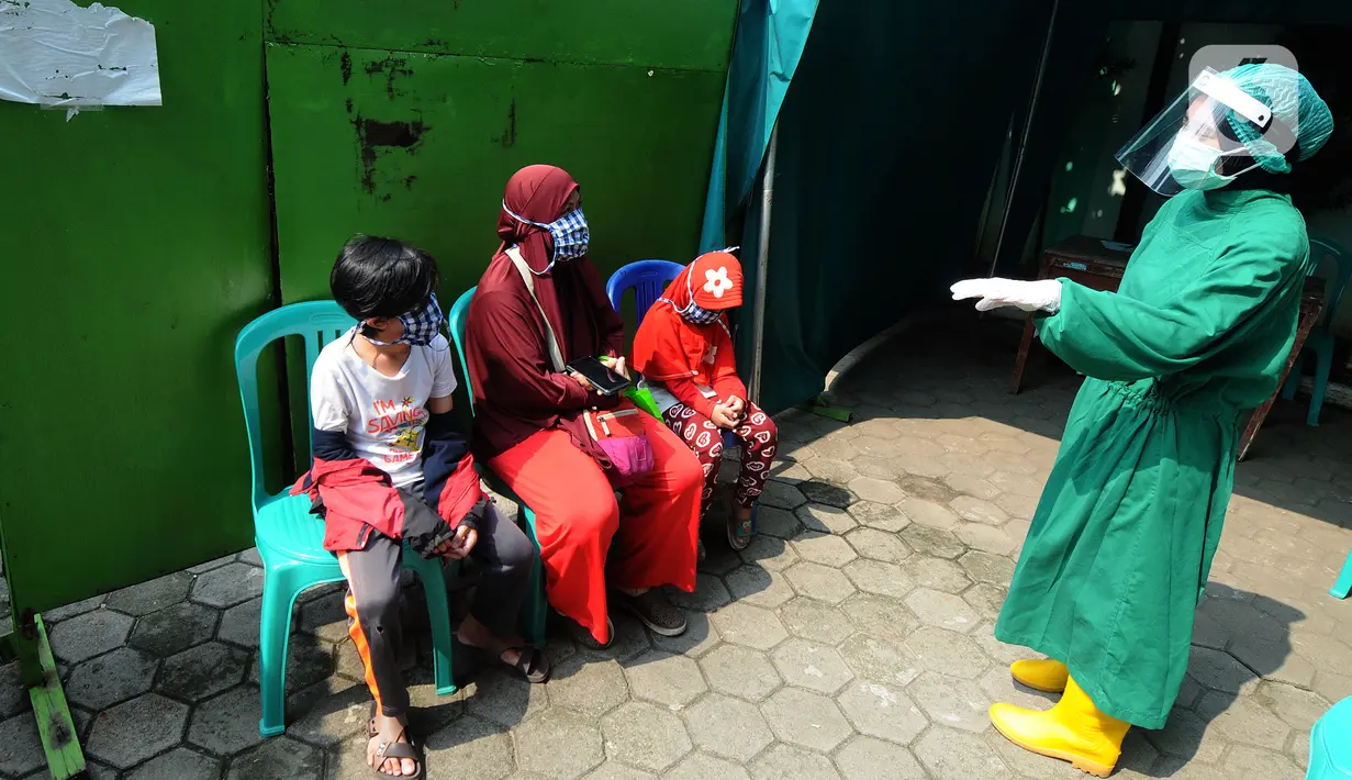 Warga yang pernah berhubungan dengan pasien positif COVID-19 menunggu untuk melakukan kegiatan testing PCR di Puskesmas Cinere, Depok, Jawa Barat, Kamis (10/6/2021). Testing setelah tracing dilakukan kepada puluhan warga untuk meminimalisir penyebaran COVID-19. (merdeka.com/Arie Basuki)