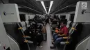 Penumpang berada di dalam kereta Bandara Soekarno-Hatta di stasiun Sudirman Baru, Jakarta, Selasa (26/12). Dengan kereta bandara ini, perjalanan dari Jakarta ke Soekarno-Hatta hanya membutuhkan waktu tempuh 55 menit. (Liputan6.com/Faizal Fanani)