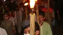 Sejumlah warga saat melakukan pawai obor di Kawasan Rempoa, Tangerang Selatan, Rabu (19/08/2020). Pawai obor tersebut dilakukan dalam rangka menyambut peringatan tahun baru Islam 1 Muharram 1442 H. (Liputan6.com/Herman Zakharia)