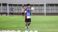 Kadek Arel dalam latihan Timnas Indonesia U-20 di Stadion Madya, Jakarta Pusat, pada Minggu (22/9/2024) malam WIB. (Bola.com/Abdul Aziz)