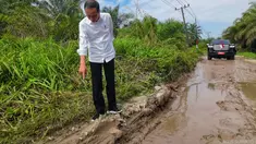 Presiden Joko Widodo atau Jokowi meninjau kondisi ruas jalan Gunting Saga di Kabupaten Labuhanbatu Utara, Sumatera Utara (Sumut), Rabu (17/5/2023). (FOTO: Dok. Agus Suparto/Biro Pers Kepresidenan)