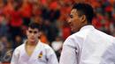 Ahmad Zigi Zaresta (kanan) saat memastikan kemenangan di final Junior Kata Male di WKF World Junior, Cadet and U-21 Championship 2015 di ICE Serpong, Kamis (12/11/2015). Zigi menyumbang emas pertama bagi Indonesia. (Liputan6.com/Helmi Fithriansyah)