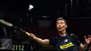 Pebulutangkis tunggal putra Malaysia, Lee Chong Wei berusaha mengembalikan bola ke Marc Zwiebler di Total BWF World Championships 2015 di Istora Senayan Jakarta, Rabu (12/8/2015). Lee Chong Wei unggul 21-14, 17-21, 21-8. (Liputan6.com/Helmi Fithriansyah)