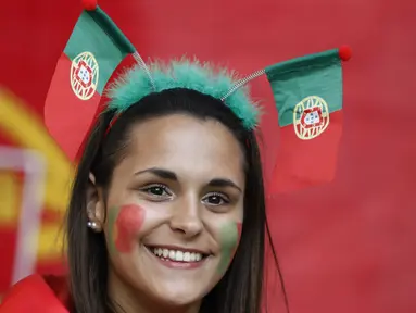 Fans Cantik Portugal tersenyum bahagia saat timnya lolos ke semifinal Piala Eropa 2016 usai kalahkan Polandia di Stade VÈlodrome, Marseille, Prancis, (01/7/2016) din hari WIB. (REUTERS/Christian Hartmann)