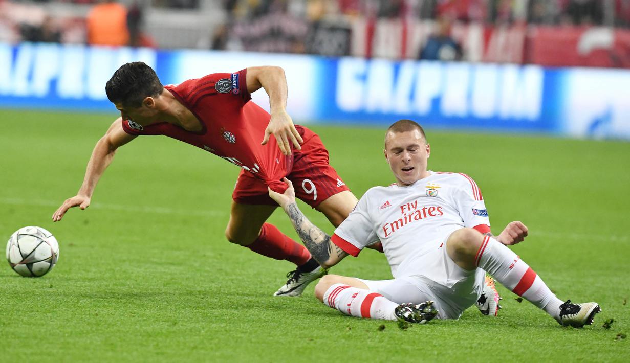 Bek Benfica, Victor Lindelof, berusaha menghalau pergerakan striker Bayern Munchen, Robert Lewandowski pada Perempat final Liga Champions di Allianz Arena, Munich (5/4/2016). (EPA/Peter Kneffel)