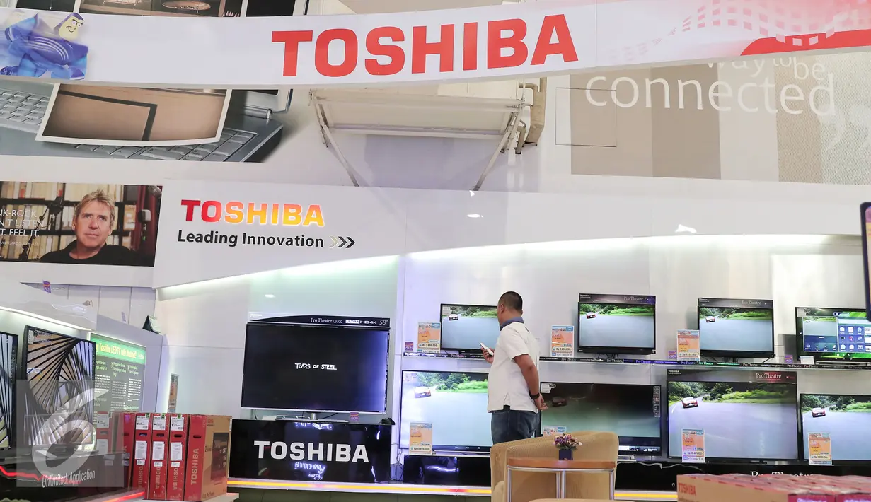 Pengunjung melihat produk Toshiba di Elektronic City, Jakarta (4/2). Kabar penutupan dua pabrik PT Panasonic Lighting di Jawa Timur dan Jawa Barat dan Toshiba tidak akan mempengaruhi bisnis penjualan Panasonic di Tanah Air. (Liputan6.com/Angga Yuniar)