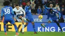 Pemain Tottenham Hotspur, Dele Alli melakukan tendangan ke gawang Leicester City dalam lanjutan pertandingan Premier League di King Power Stadium, Rabu (29/11). Tottenham Hotspur menyerah 1-2 di tangan tuan rumah Leicester City. (AP/Rui Vieira)