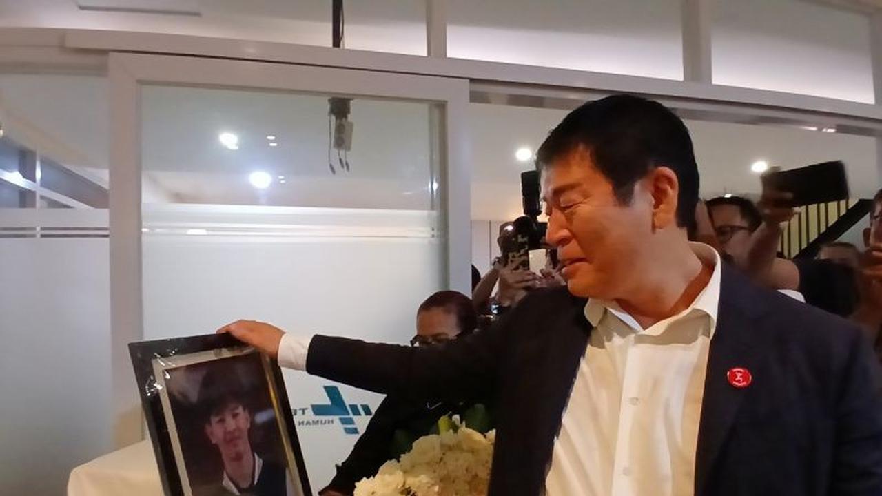 Presiden Federasi Gimnastik Dunia Beri Penghormatan Terakhir untuk Atlet Gimnastik Naufal Takdir Al Bari yang Berbakat
