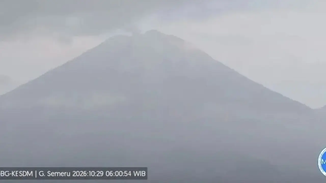 Gunung Semeru erupsi