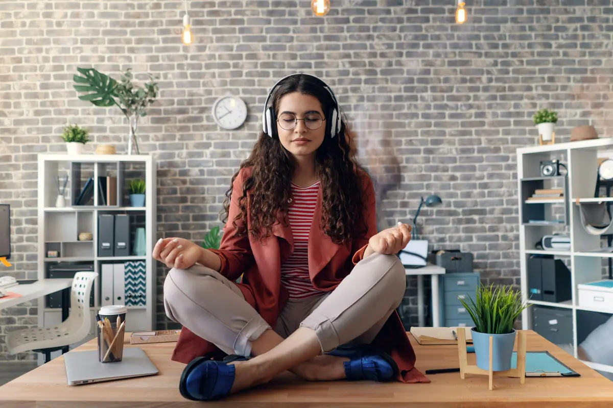 illustrasi mindfulness di meja kerja