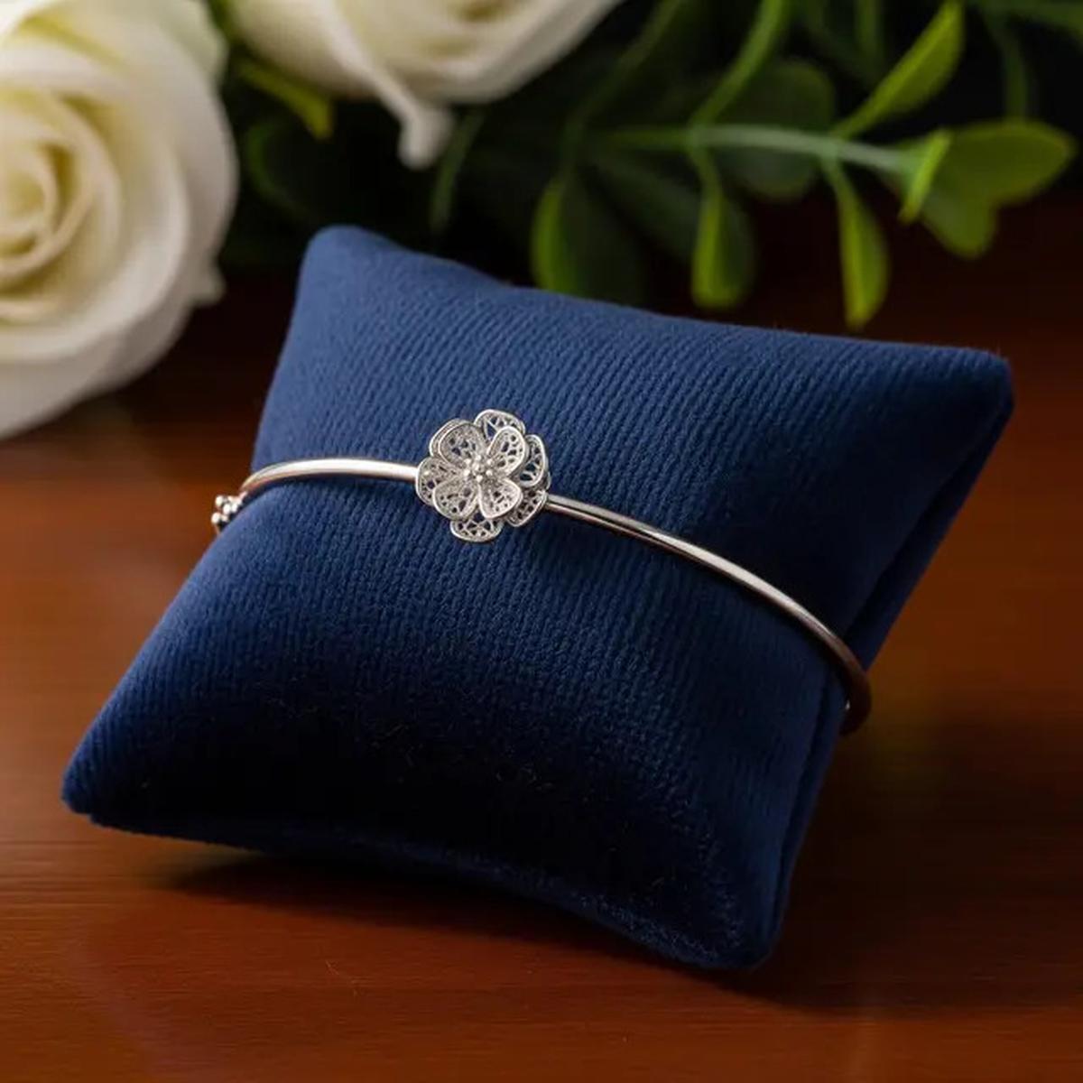 7 Model Gelang Bangle Tipis dengan Aksen Bunga, Sentuhan Klasik yang Tetap Kekinian