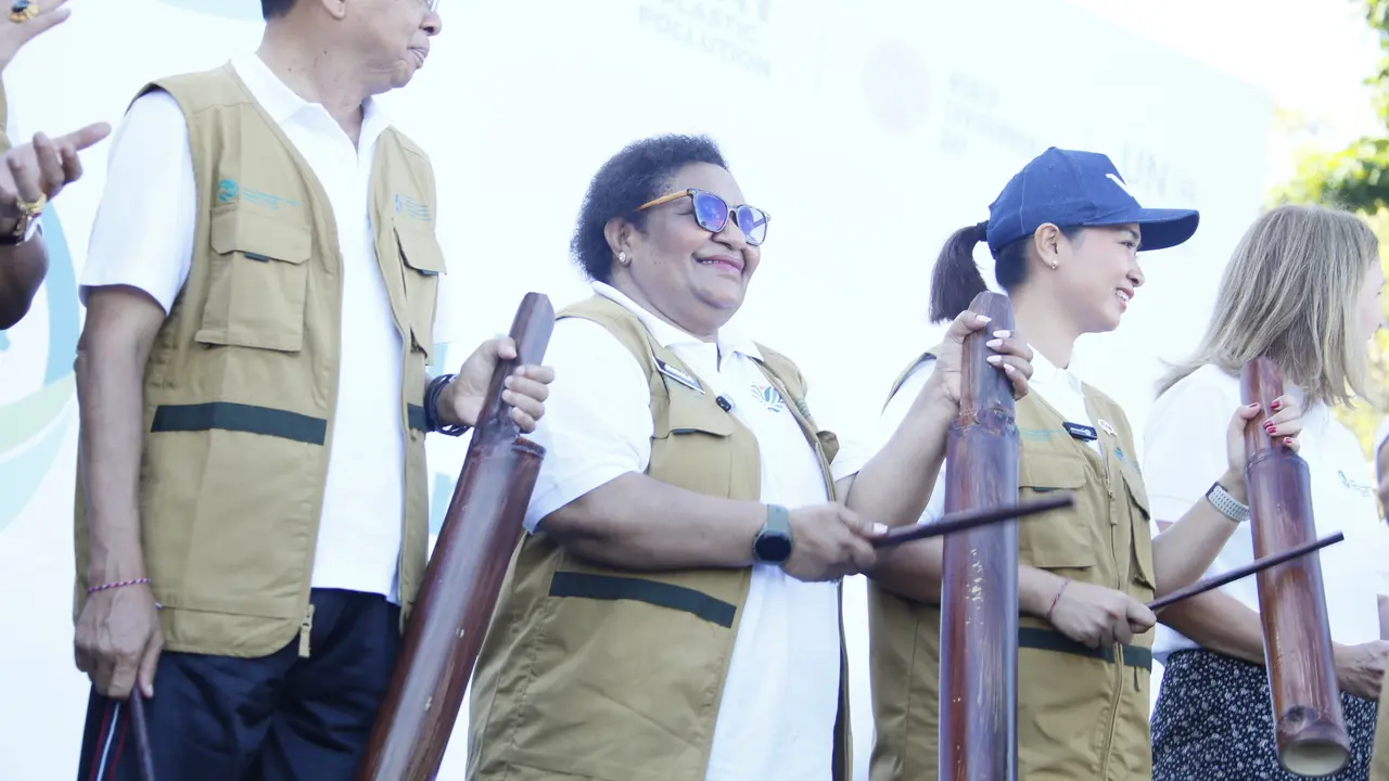 Wakil Menteri Dalam Negeri (Wamendagri) Ribka Haluk saat menghadiri acara Puncak Peringatan Hari Lingkungan Hidup Sedunia Tahun 2025 yang digelar di Pantai Kuta, Kabupaten Badung, Bali, Kamis (5/6/2025).