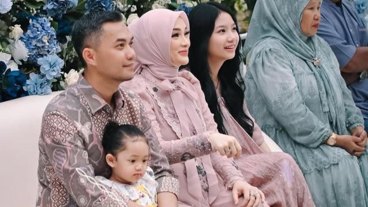 Berbalut Gamis Pink Berpita, 5 Potret Cantik Zaskia Gotik Tasyakuran 7 Bulan Kehamilan Anak Ketiga