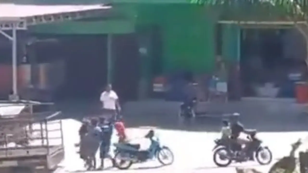 Viral video di Sumba seorang wanita dibopong masuk ke dalam mobil bak terbuka. Disebut-sebut hal tersebut bagian dari kawin tangkap sebuah tradisi di sana.