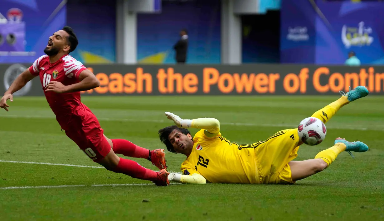 Irak berbalik unggul di menit ke-76. Aymen Hussein menyambut umpan silang dari sisi kiri dengan bola tendangan rendah yang meluncur masuk ke gawang Yordania. (AP Photo/Thanassis Stavrakis)