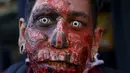Arthur Padilla seorang warga kota New York yang berkostum mirip zombie selama perayaan halloween di Amerika, Minggu (18/10/2015). Tradisi Halloween berasal dar Irlandia yang dibawa hingga Amerika Serikat. (REUTERS/Shannon Stapleton)
