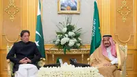 Perdana Menteri Pakistan Imran Khan berbincang bersama dengan Raja Salman dari Kerajaan Arab Saudi (AP/Saudi Press Agency)