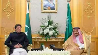 Perdana Menteri Pakistan Imran Khan berbincang bersama dengan Raja Salman dari Kerajaan Arab Saudi (AP/Saudi Press Agency)