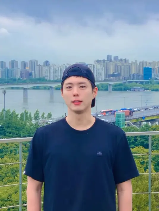 Park Bo Gum juga megikuti Ice Bucket Challenge setelah menerima tantangan dari Senior Shin. "Kami membutuhkan perhatian hangat Anda sampai Rumah Sakit Perawatan Lugerik dibangun," tulis Park Bo Gum di Instagramnya. (Foto: Instagram/ bogummy)