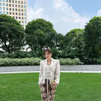 Shaloom Syach Razade adalah anak perempuan Wulan Guritno. Ia baru saja mengunggah beberapa potret dirinya berkebaya saat menjadi bridesmaid. [Foto: Instagram/sharazaaa]