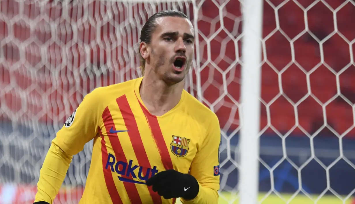 Penyerang Barcelona, Antoine Griezmann, merayakan gol yang dicetaknya ke gawang Ferencvaros pada laga lanjutan Liga Champions di Puskas Arena, Kamis (3/12/2020) dini hari WIB. Barcelona menang 3-0 atas Ferencvaros. (AFP/Attila Kisbenedek)