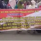 Para R/RW beserta istri mendatangi kantor Wali Kota Batam menuntut perlindungan hukum.(Liputan6.com/Ajang Nurdin)