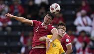 Pemain Timnas Indonesia, Elkan Baggot (kiri) berduel udara dengan pemain Australia, Riley McGree pada laga 16 besar Piala Asia 2023 yang berlangsung di assim bin Hamad Stadium, Doha, Qatar, Minggu (28/01/2024). (AP Photo/Aijaz Rahi)