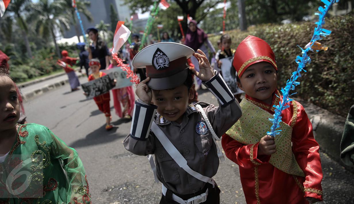 Seorang murid TK Sekolah Alternatif untuk Anak Jalanan (SAAJA) mengenakan kostum polisi cilik saat pawai di kawasan Kuningan, Jakarta, Kamis (21/4). Kegiatan diikuti sekitar 70 anak-anak kurang mampu di ibukota. (Liputan6.com/Faizal Fanani)