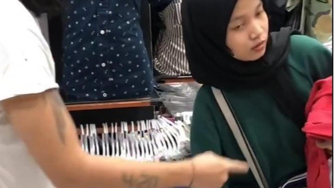 Potret Ello Vokalis Band Dewa 19 Thrifting di Pasar Baru Pakai Kaos Oblong Bolong-Bolong, Tetap Ganteng Meski Tampil Lusuh