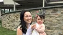 Sang anak memakai dress yang tampak begitu manis dengan paduan cardigan pink yang memikat.  [Foto: Instagram/ Julie Estelle]