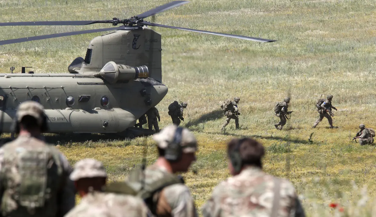 Tentara Inggris dikerahkan dari helikopter AS selama latihan militer Swift Response 22 di poligon pelatihan tentara Krivolak, Makedonia Utara, 12 Mei 2022. Latihan militer Swift Response 22 dilakukan untuk menunjukkan kemampuan negara-negara NATO siap ditempatkan di mana saja di seluruh dunia serta tentaranya dapat beroperasi bersama secara profesional dan sukses. (AP Photo/Boris Grdanoski)