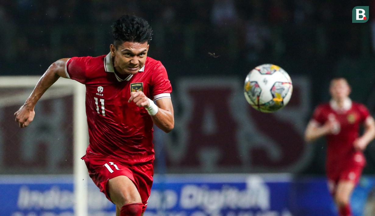 <p>Pemain timnas Indonesia, Dendy Sulistyawan, berusaha&nbsp;mengontrol bola dalam pertandingan uji coba FIFA Matchday melawan timnas Burundi yang berlangsung di stadion Patriot Candrabhaga, Bekasi, Sabtu (25/3/2023). (Bola.com/Bagaskara Lazuardi)</p>