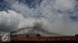 Erupsi gunung Sinabung Menutupi Sejumlah Desa Pemukiman Warga di Desa Sibintun, Sumatera Utara, Minggu (5/7/2015). Letusan yang terjadi dari 2013 sampai saat ini mengakibatkan puluhan ribu jiwa mengungsi. (Liputan6.com/Johan Tallo)