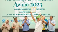 Menteri pariwisata dan ekonomi kreatif, Sandiaga Uno memberikan penghargaan kepada Hanika Baby Care. (Liputan6.com/ ist)