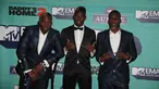 Gelandang MU, Paul Pogba (tengah) dan saudarnya Florentin Pogba (kiri) dan Mathias Pogba (kanan) berpose di atas karpet merah saat menghadiri MTV Europe Music Awards (EMA) 2017 di Wembley Arena di London, Inggris (12/11). (AFP Photo/Daniel Leal-Olivas)