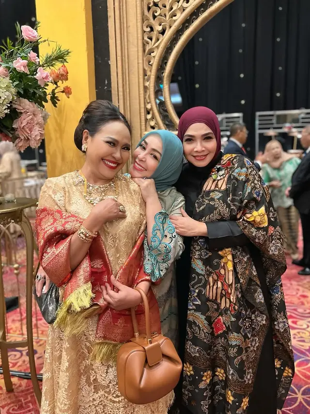 Chintami Atmanagara dan Rieta Amilia (paling kanan) (Foto: Instagram @chintamiatmanagara)