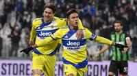Penyerang Juventus, Paulo Dybala (kanan) berselebrasi dengan rekannya Dusan Vlahovic usai mencetak gol ke gawang Sassuolo dalam pertandingan perempat final Coppa Italia di Stadion Allianz, Turin, Jumat (11/2/2022). Juventus menang tipis atas Sassuolo 2-1. (Fabio Ferrari/LaPresse via AP)