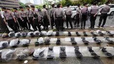 Sejumlah petugas kepolisian saat berjaga di kawasan Sarinah, Jakarta Pusat, Jumat (2/12). Meski aksi damai 2 Desember telah usai, mereka tetap berjaga sampai situasi kondusif. (Liputan6.com/Ferbian Pradolo)