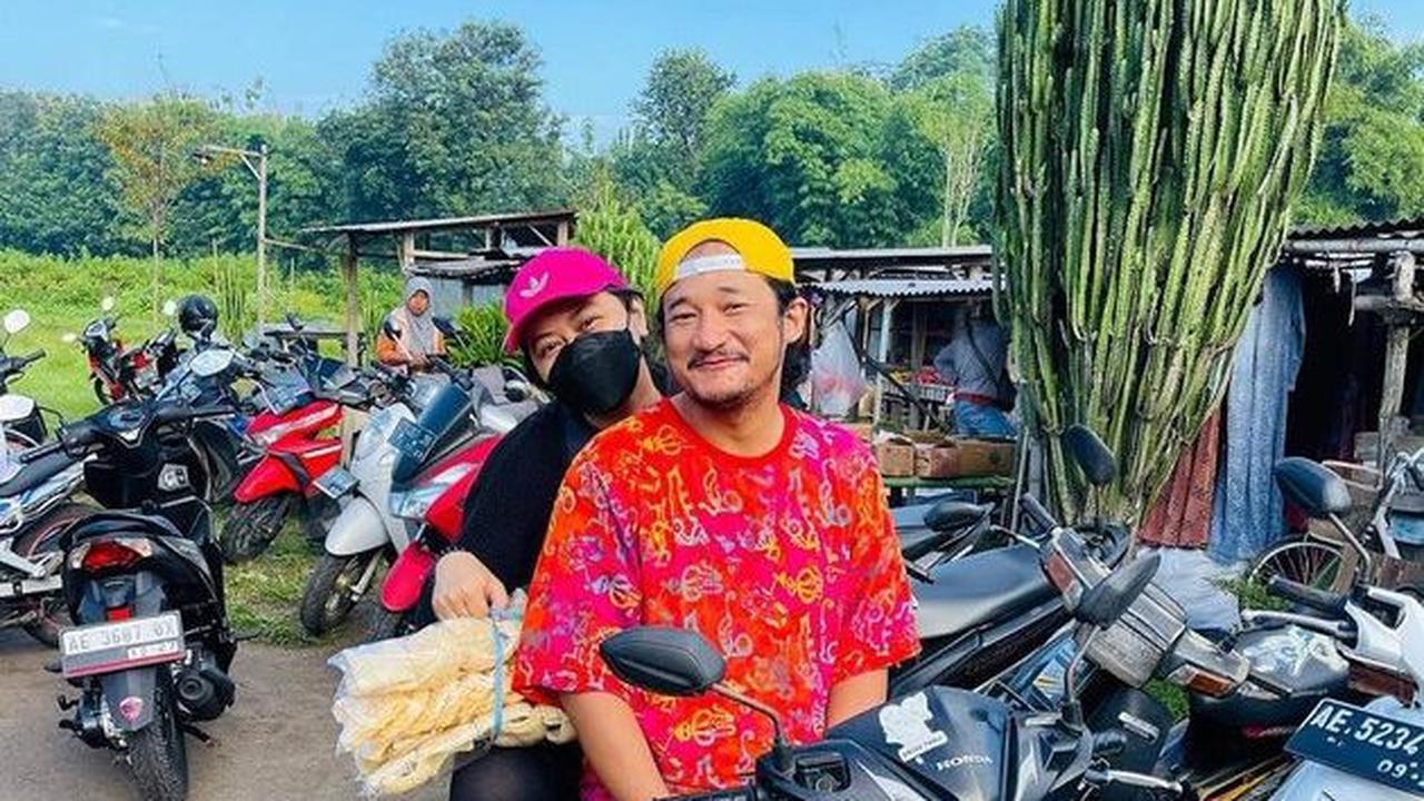 Ini momen saat Isa dan sang istri belanja kebutuhan di pasar. Setiap hari pasangan ini membeli bahan makanan untuk Warung Eropa.
