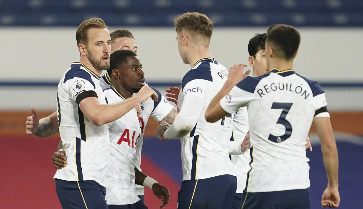 Para pemain Tottenham Hotspur merayakan gol pertama ke gawang Everton yang dicetak striker Harry Kane (kiri) dalam laga lanjutan Liga Inggris 2020/2021 pekan ke-32 di Goodison park, Liverpool, Jumat (16/4/2021). Tottenham bermain imbang 2-2 dengan Everton. (AP/Jon Super/Pool)