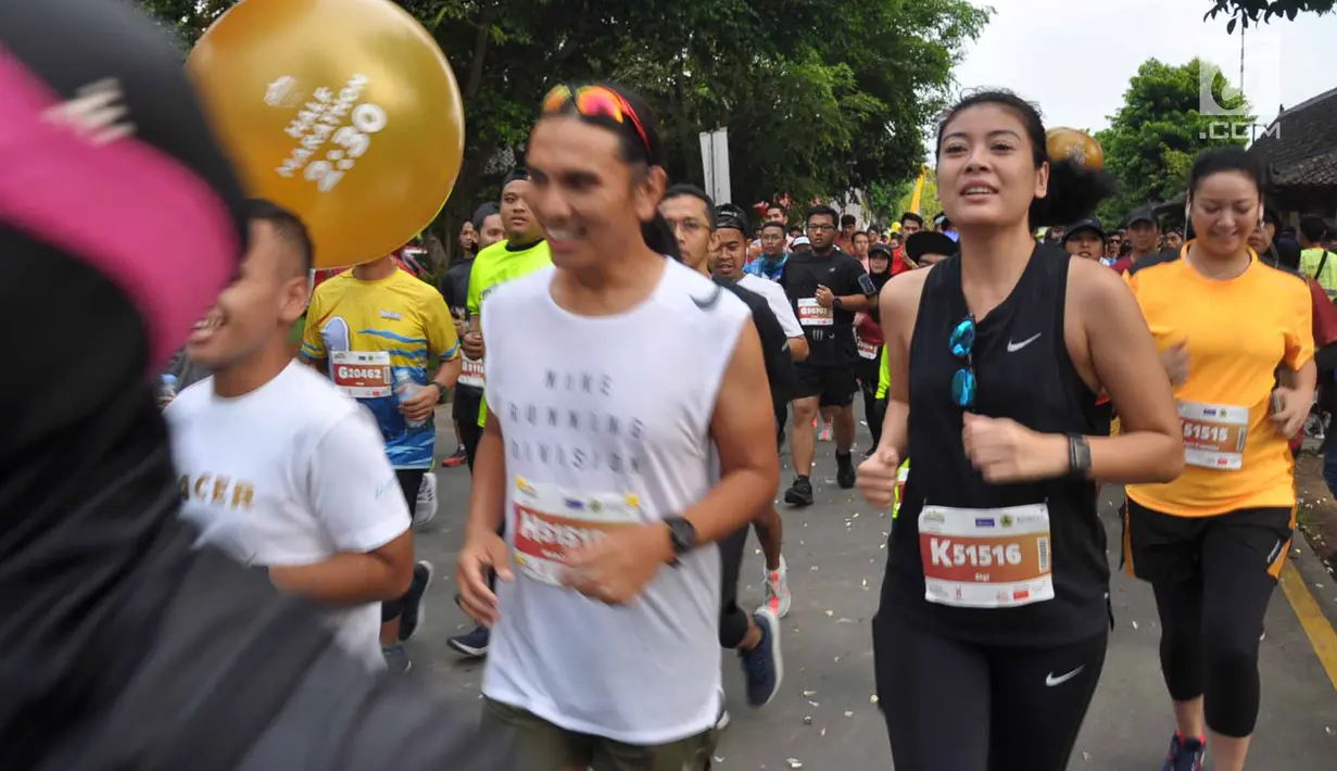 Artis Sigi Wimala berlari saat mengikuti Borobudur Marathon 2018 di Pelataran Taman Lumbini Borobudur Magelang , Minggu (18/11).  Borobudur Marathon 2018 diikuti oleh 9. 672 pelari. (Liputan6.com/Gholib)