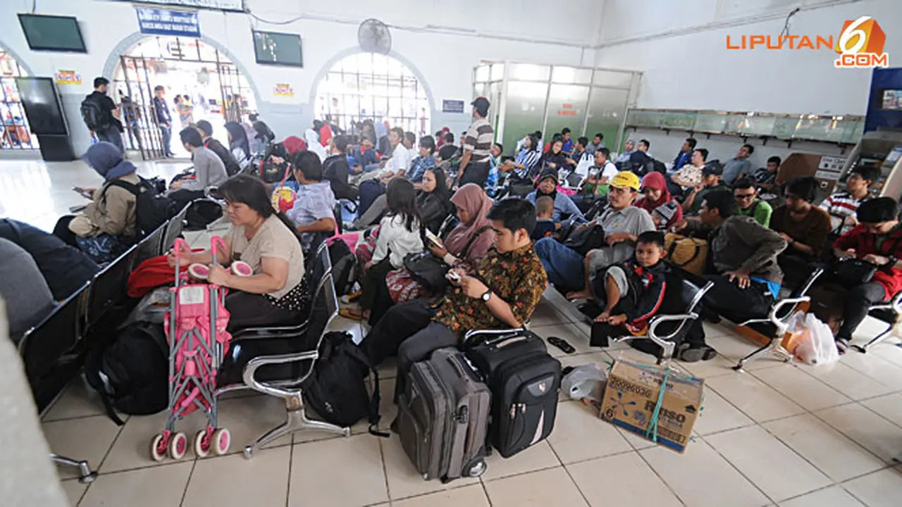 mudik-stasiun-senen-130804b.jpg