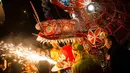 Lentera naga terlihat selama festival lentera China di Yunhe di provinsi timur China Zhejiang (1/3). Festival ini jatuh pada 2 Maret, yang menandai berakhirnya perayaan untuk periode Tahun Baru Imlek. (AFP Photo)