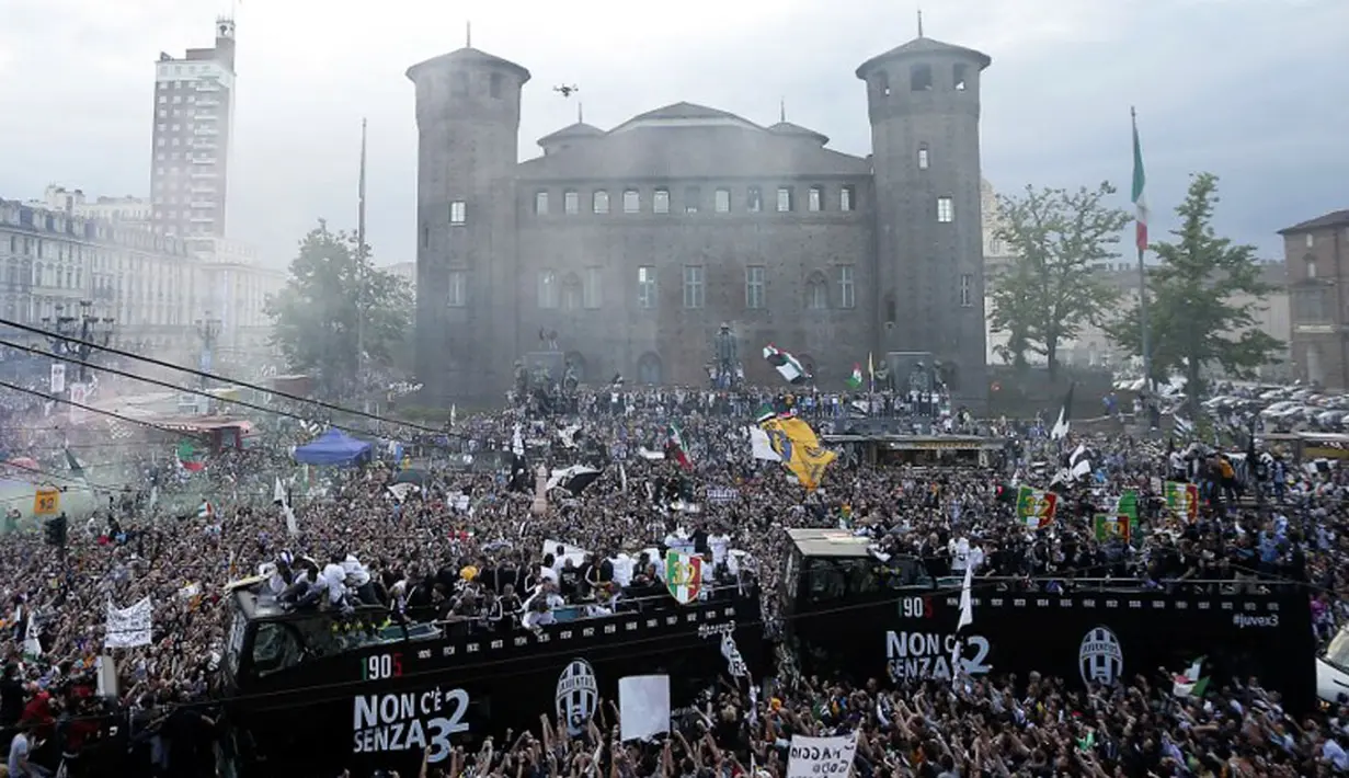 Juventus merayakan gelar Scudetto di Piazza Castello, Turin, Italia, (18/5/2014). (AFP PHOTO/Marco Bertorello)