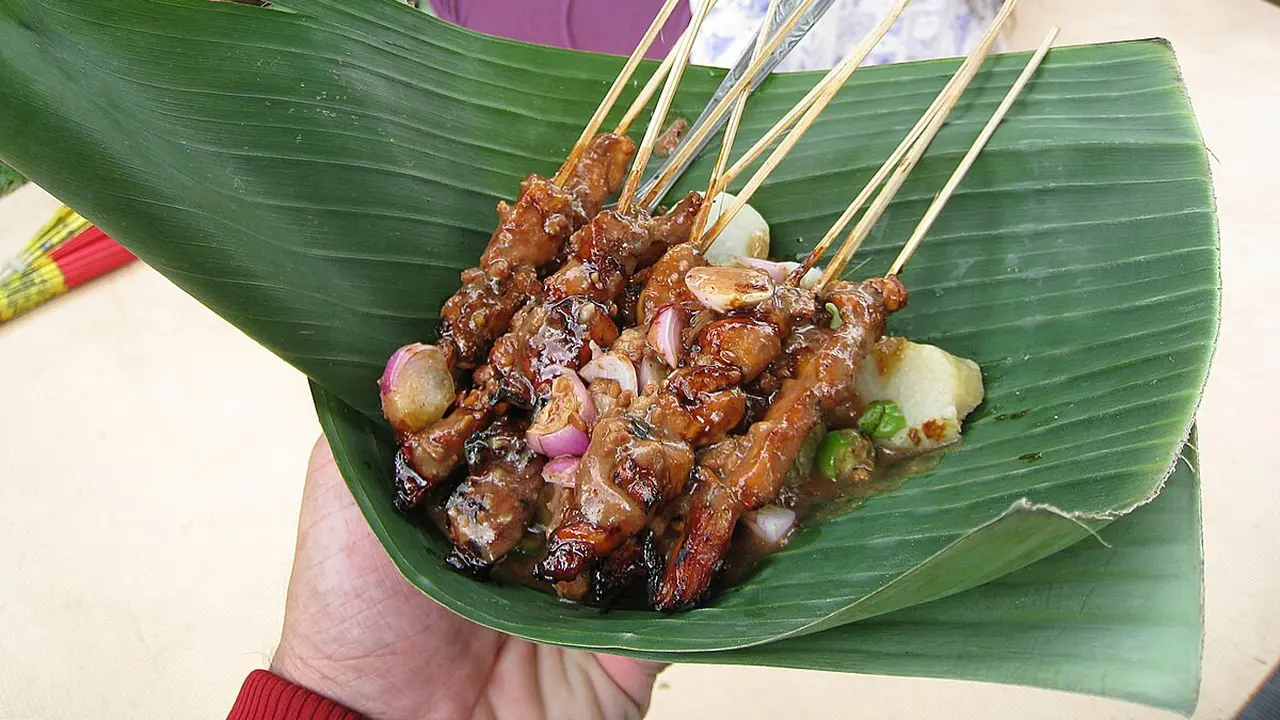 Sate ayam (Wikimedia Commons)