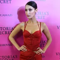 Bella Hadid kembali berlenggang di panggung megah Victoria’s Secret 2017 di Shanghai. Tak lagi bersama sang kakak, Gigi Hadid, Bella tetap tampil dengan pesona luar biasa dan senyumannya yang menarik perhatian. (AFP/Chandan Khanna)