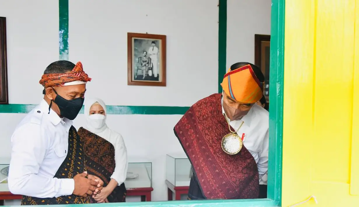 <p>Presiden Joko Widodo atau Jokowi dan Ibu Negara Iriana saat mengunjungi Rumah Pengasingan Bung Karno di Kabupaten Ende, Provinsi Nusa Tenggara Timur (NTT), Rabu (1/6/2022). Sebelumnya, Presiden Jokowi memimpin Upacara Hari Lahir Pancasila di Lapangan Pancasila Kabupaten Ende, Nusa Tenggara Timur (NTT). (Biro Pers Sekretariat Presiden)</p>